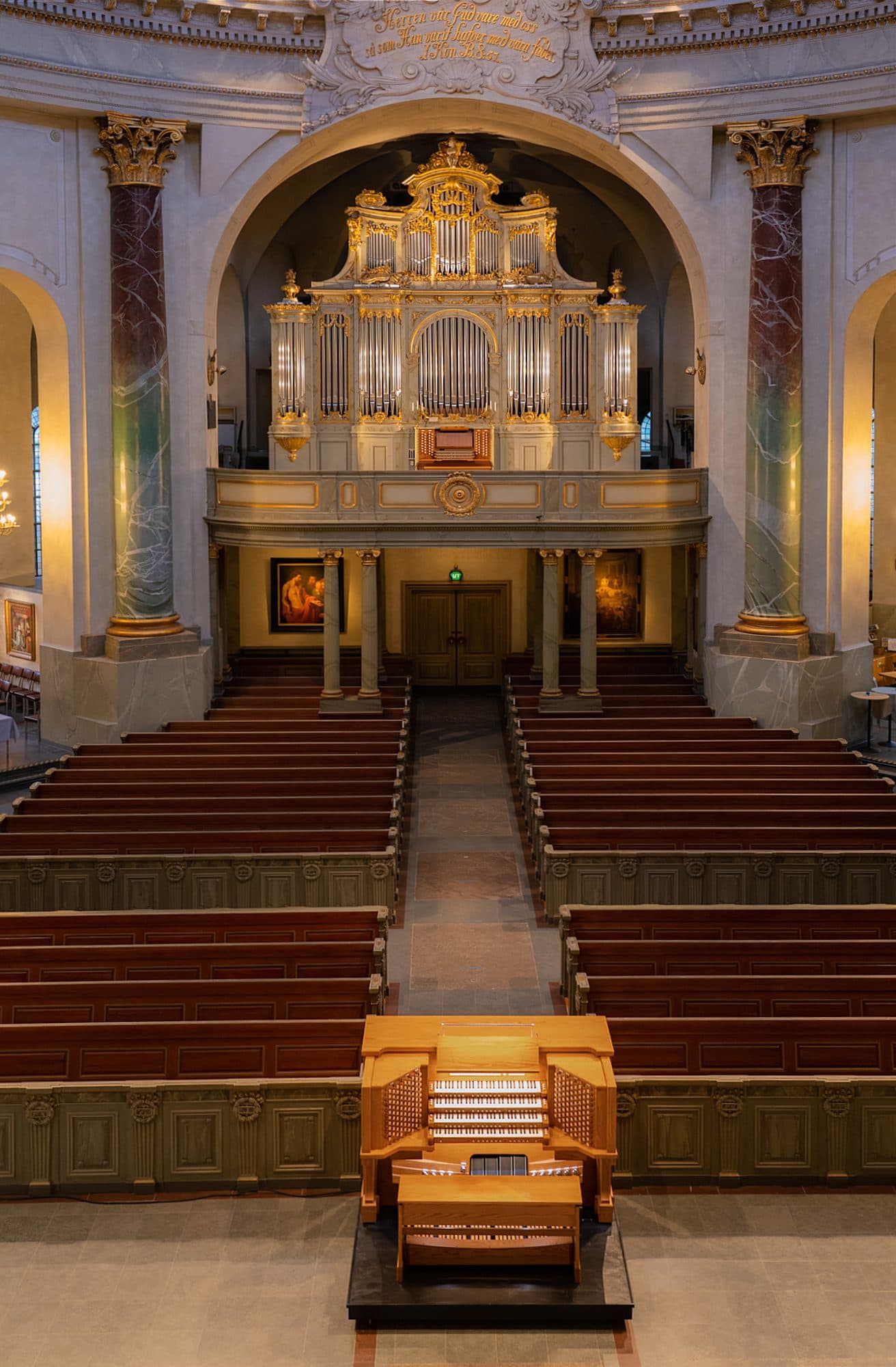 Hedvig Eleonora, Stockholm. L’orgue Grönlund et la console Allen dans la nef.